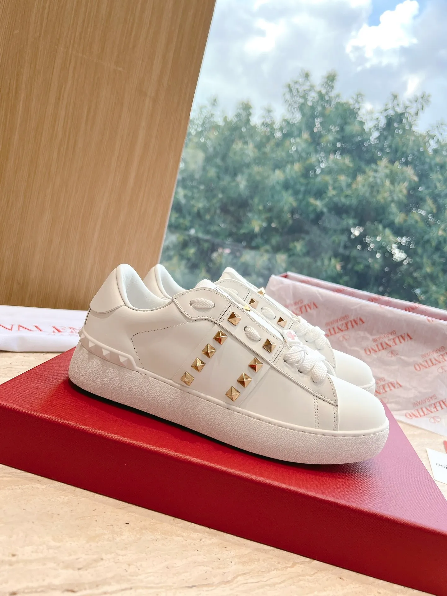 👟👟Ex-factory price P480👟👟 VALENTINO Ms. O👟👟Ex-factory price PEN DISCO calfskin sneakers accessories, logo, leather materials all exclusive original mold customization! It has super perfect details and a high-end feel. There is only one feeling when you get it. It’s worth it! Very high-end and slimming white shoes! Upper: imported silk cowhide lining: silk sheepskin lining outsole: original thick sole i👟👟factory price P ultra-light material size: 34-45